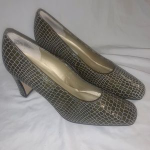Greyish brown green color
Bellini high heels